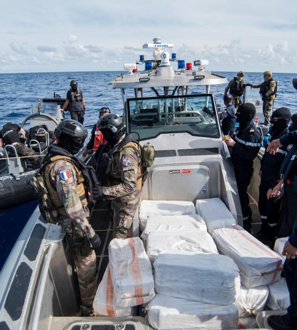 Piégés par La Marine, les trafiquants jettent la drogue en mer